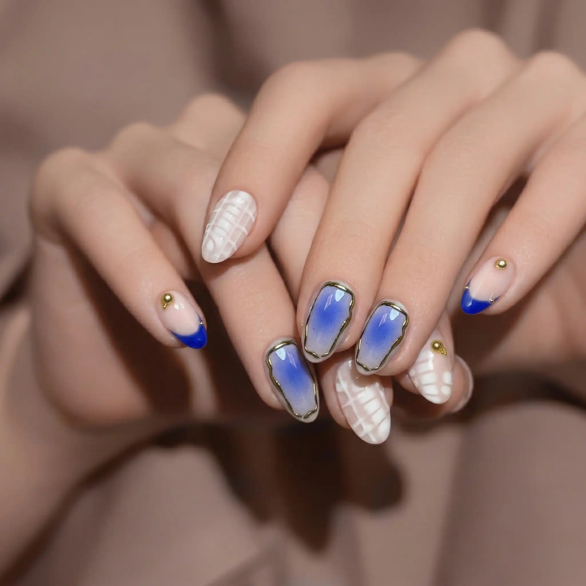 Nail art gel bleu royal et studs or - prothésiste ongulaire Jade British Beauté Albi